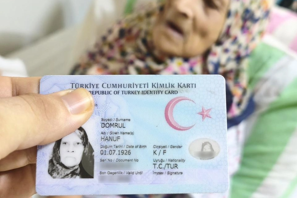 100 yaşındaki Hanuf Domrul, 171 kişilik ailesiyle tarihe tanıklık ediyor 100 yaşındaki Hanuf Domrul, 171 kişilik ailesiyle tarihe tanıklık ediyor