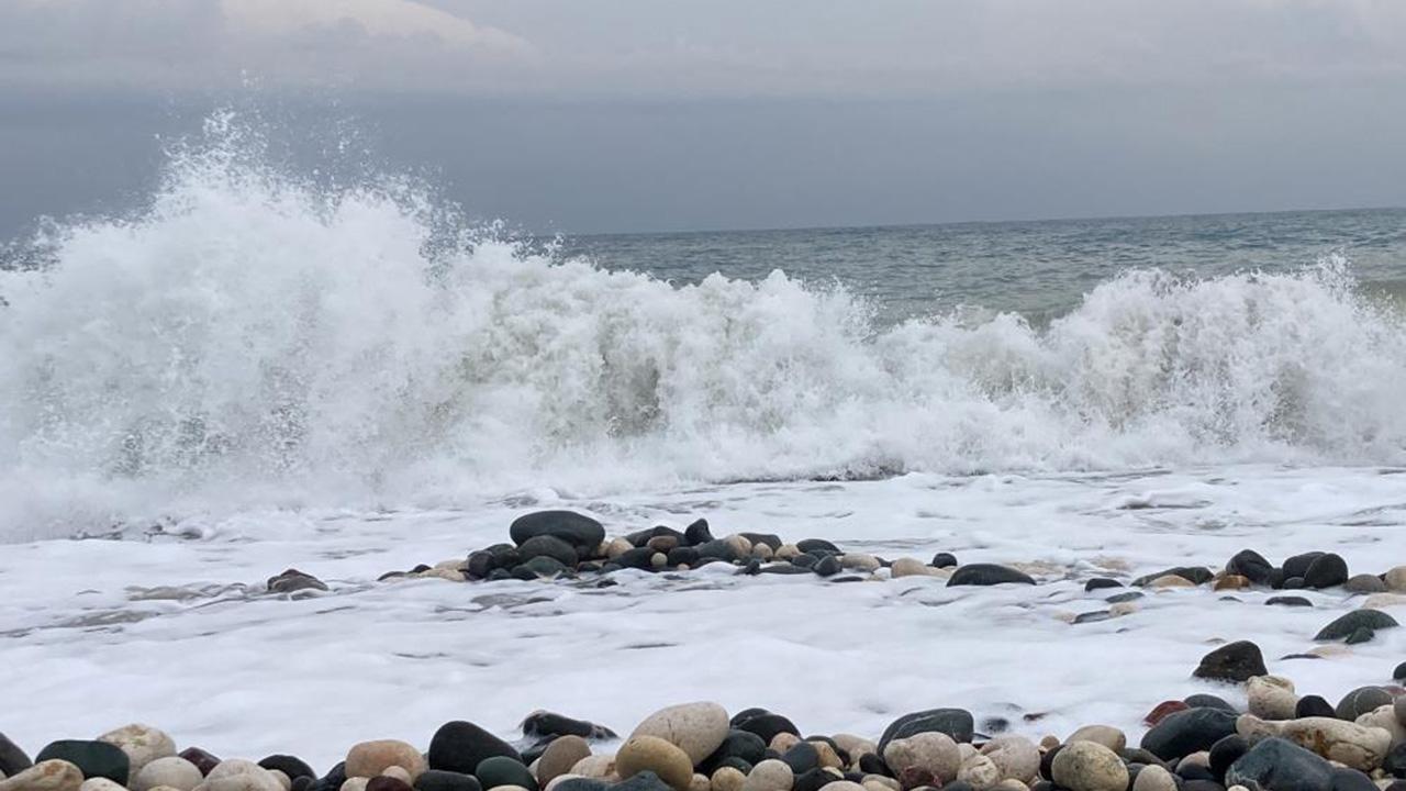 Kocaeli ve Sakarya'da olumsuz hava koşulları nedeniyle denize girişler yasaklandı