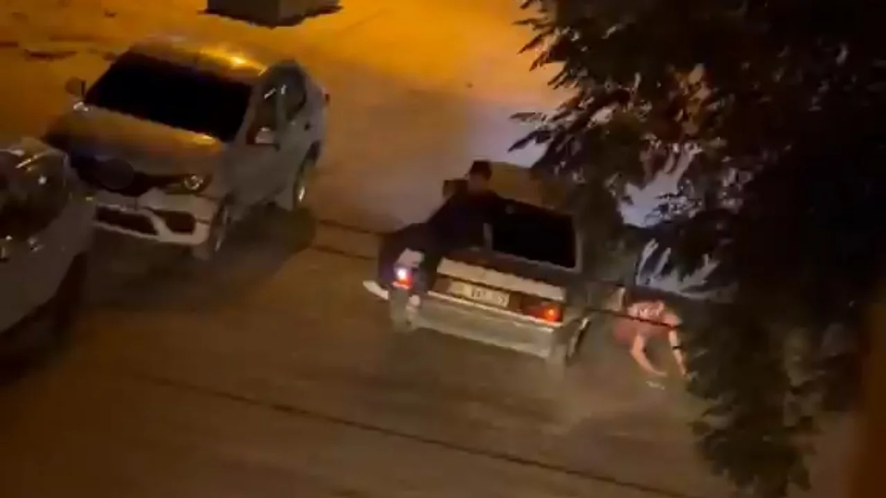 Otomobilden düşen genç, altında kalmaktan son anda kurtuldu
