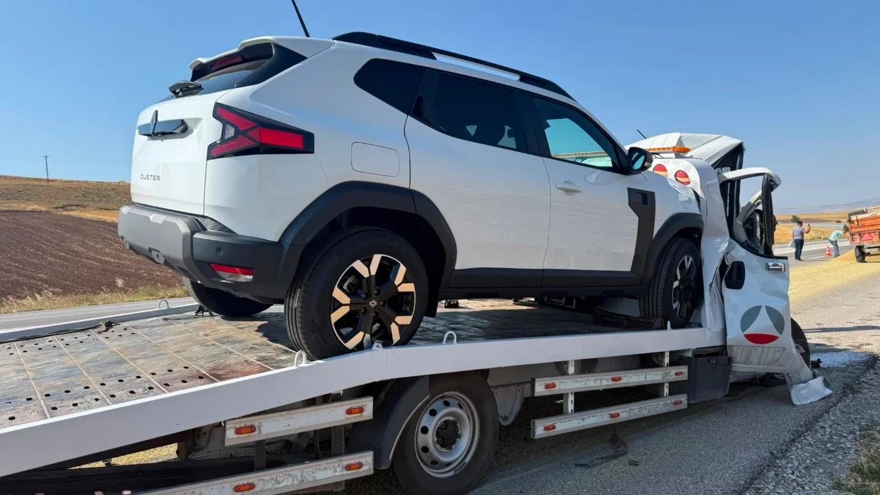 Alaca'da traktör römorkuna çarpan çekici kazasında 1 yaralı Alaca'da traktör römorkuna çarpan çekici kazasında 1 yaralı