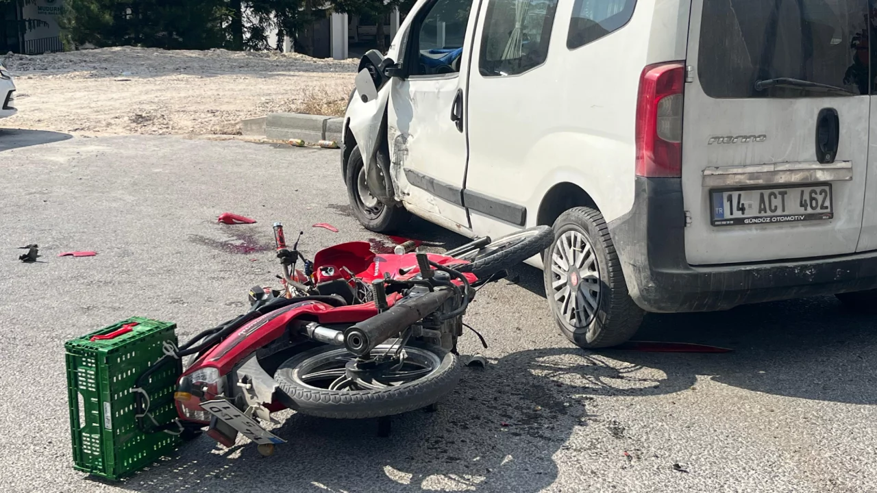 Mudurnu'da motosiklet ve hafif ticari araç çarpıştı: Sürücü ağır yaralandı Mudurnu'da motosiklet ve hafif ticari araç çarpıştı: Sürücü ağır yaralandı