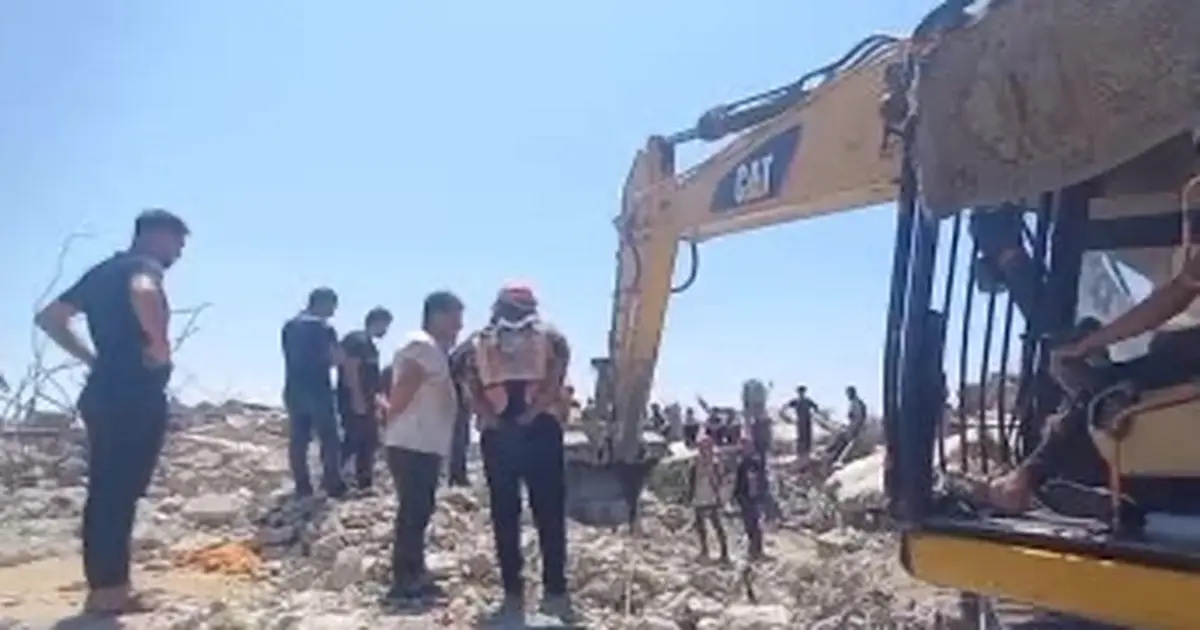 Gazze'de Sivil Savunma, 20 Filistinlinin Cenazesini Enkazdan Çıkardı