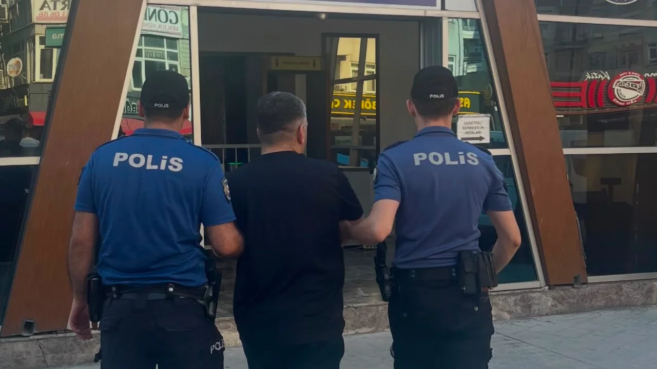 Polis kovalamacası: İki şüpheli yakalandı, biri hükümlü çıktı