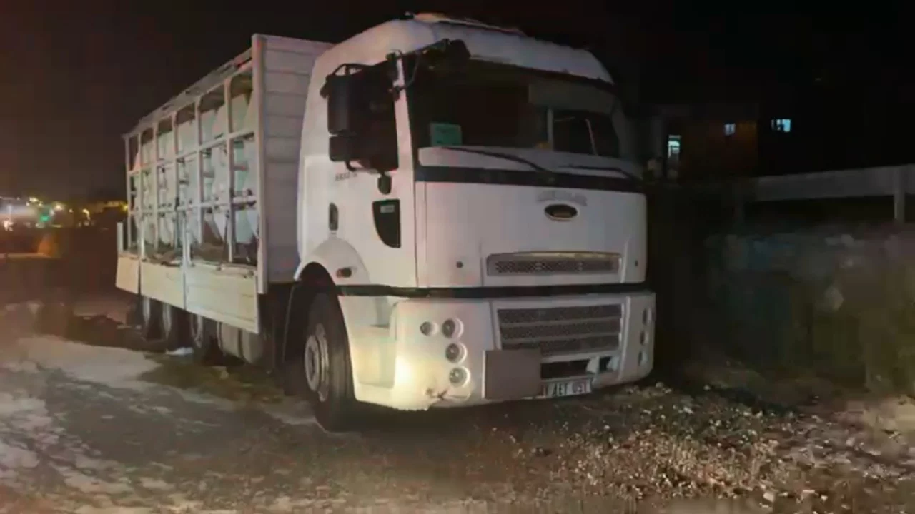 Hendek'te asit yüklü kamyonda sızıntı: 2 kişi tedavi altında Hendek'te asit yüklü kamyonda sızıntı: 2 kişi tedavi altında