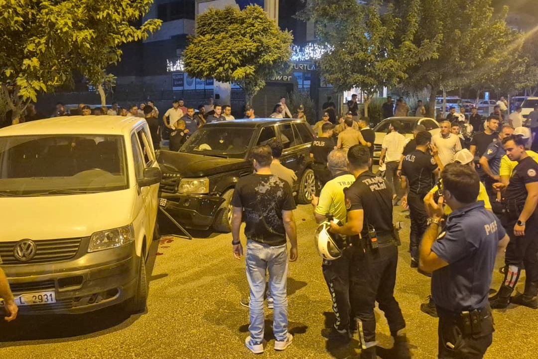 Gaziantep'te kaçan sürücü 3 araca çarptı, polis peşine düştü