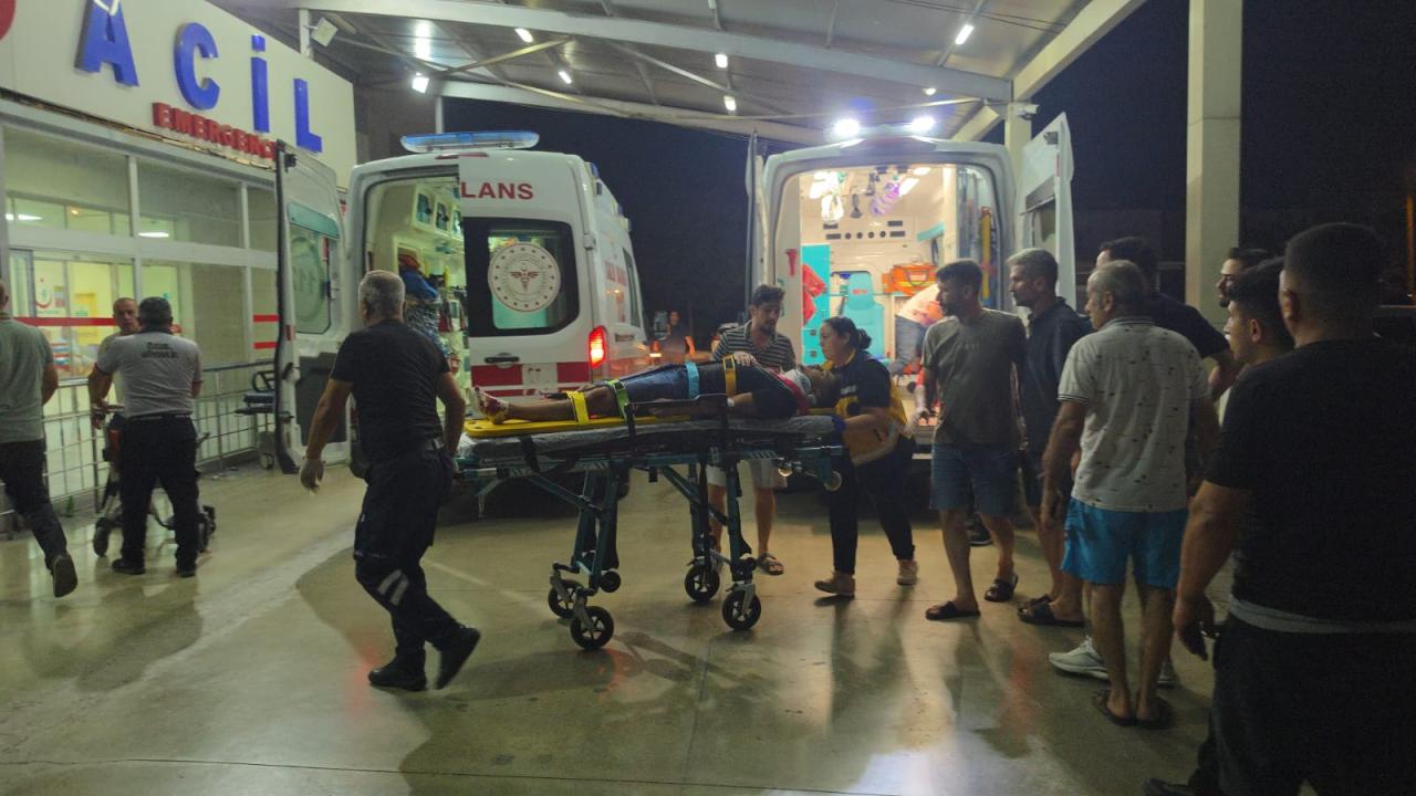 Adana'da iki otomobil çarpıştı: 4 kişi yaralandı Adana'da iki otomobil çarpıştı: 4 kişi yaralandı
