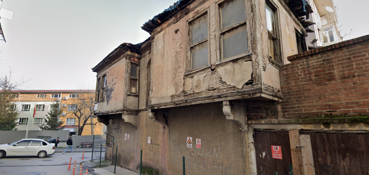 Bursa'da tarihi Papazın Evi'nde çatı çökmesi paniğe neden oldu