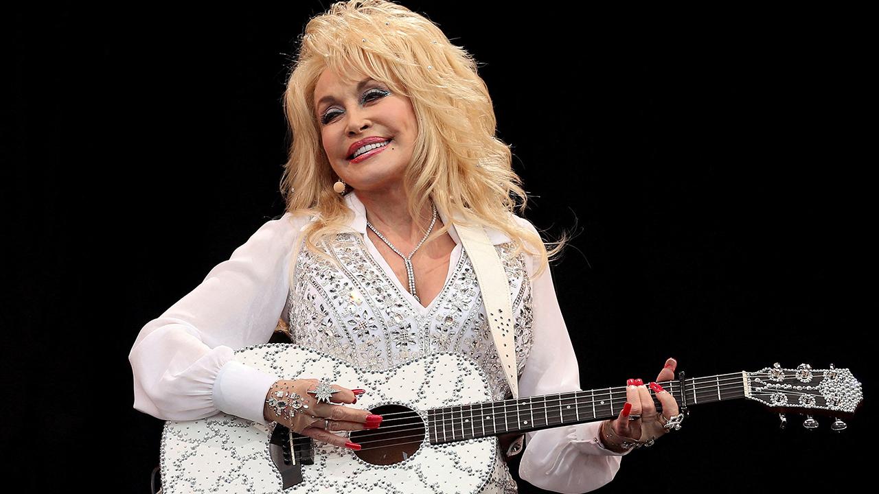 Ünlü country sanatçısı Dolly Parton 80 yaşında hayatını kaybetti