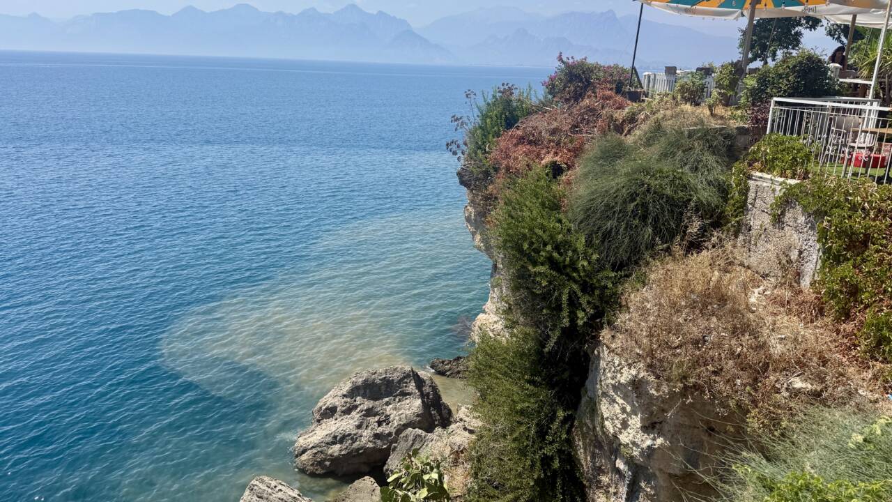 Antalya'da Atık Su Sızıntısı: Deniz Renk Değiştirdi ve Koku Oluştu