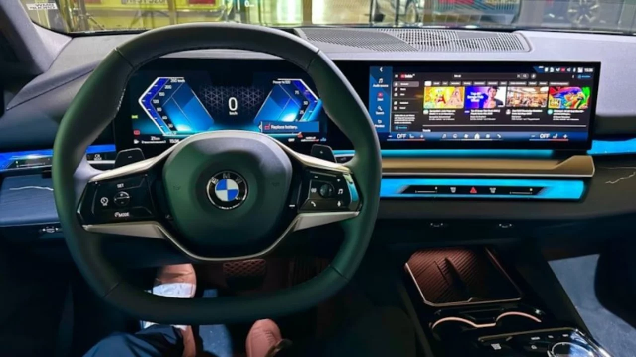 BMW, fiziksel düğmeleri azaltma politikası ile genç sürücülere odaklanıyor