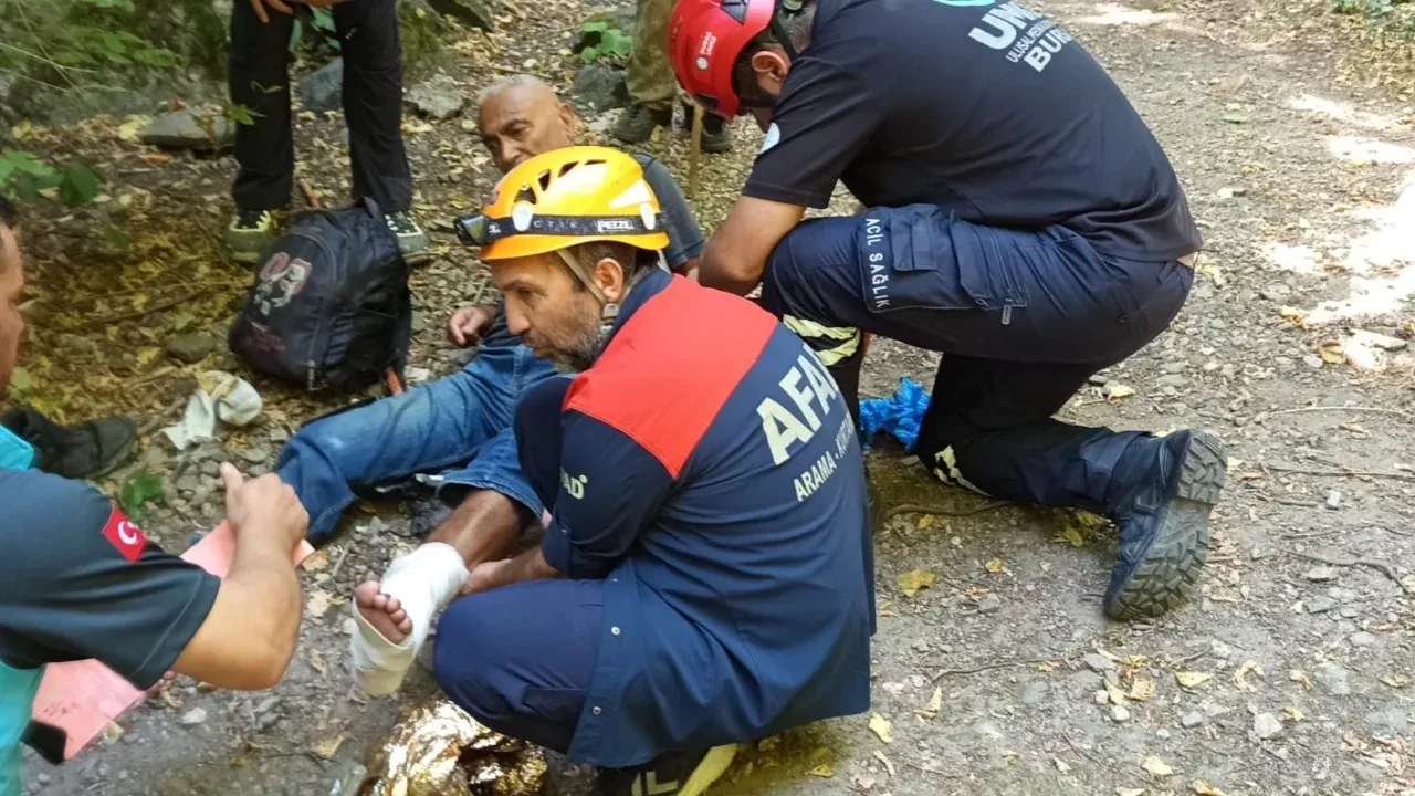 Bursa Yıldırım'da dağda mahsur kalan 2 kişiye ekipler ulaştı Bursa Yıldırım'da dağda mahsur kalan 2 kişiye ekipler ulaştı