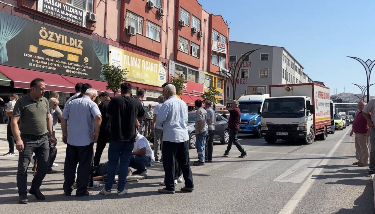 Otomobil yaya geçidinde yayaya çarptı: Yaralı hastaneye kaldırıldı