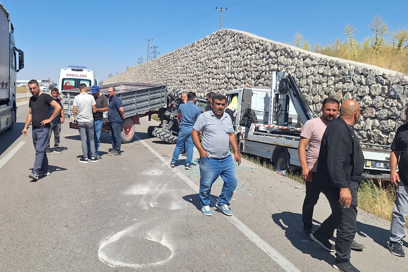 Ömer T. yönetimindeki vinç kurtarıcı, traktöre çarptı: 6 yaralı