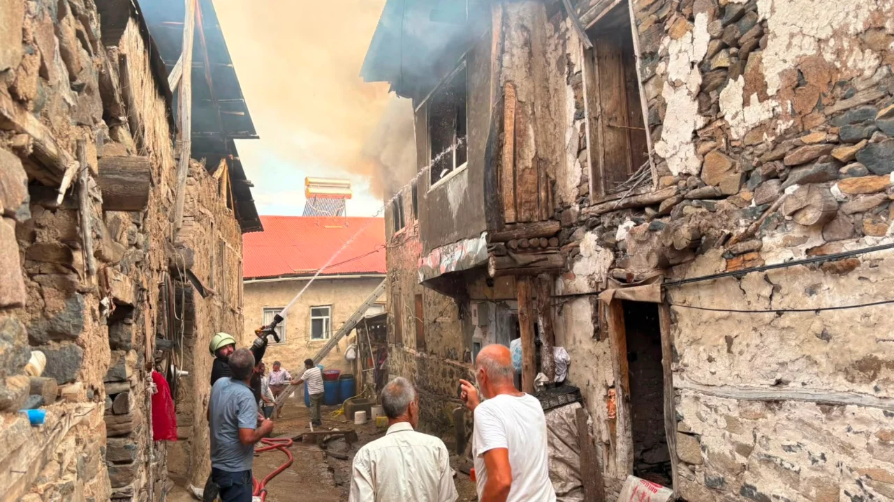 Erzincan'da yangın: Kışlacık köyünde 8 ev kullanılamaz hale geldi