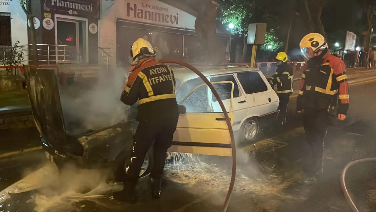 Seyir halindeki otomobil alev aldı: Yangın söndürüldü
