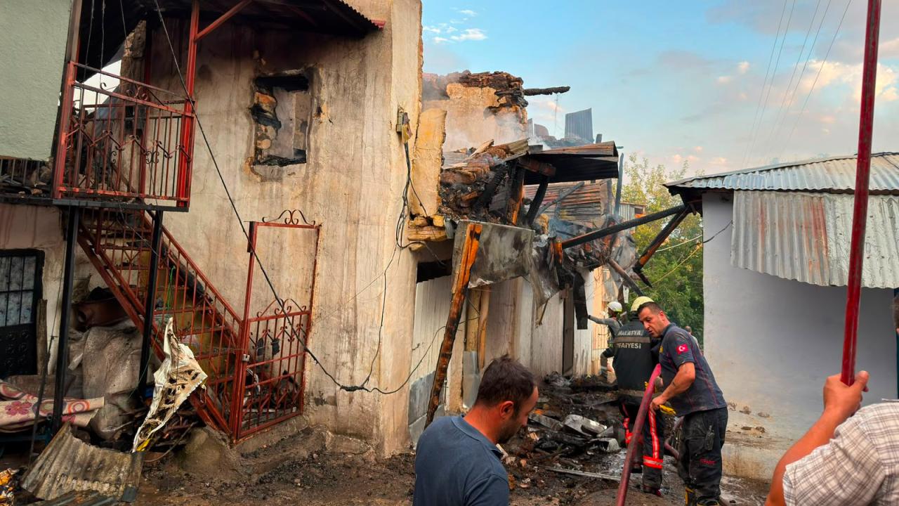 Kemaliye'de yangın: 8 ev yanarak kullanılamaz hale geldi