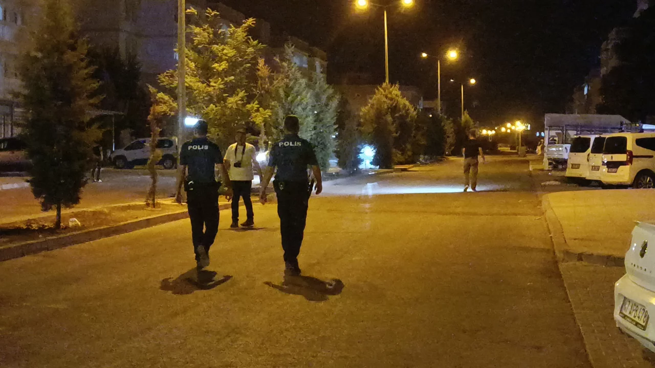 Nusaybin'de motosikletli saldırganlar iş yerine ateş açtı: Olay anı panik yarattı