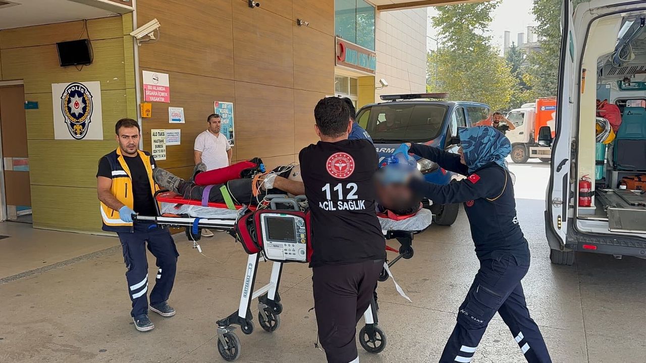 İnegöl'de kontrolden çıkan kamyonet park halindeki araca çarptı