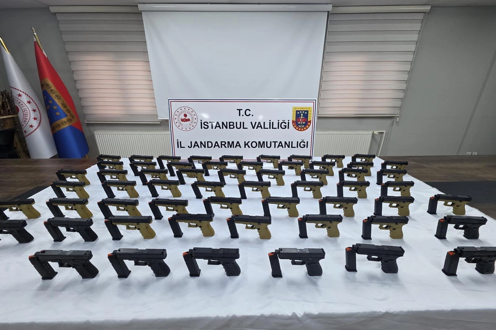 Jandarma İstanbul'da silah kaçakçılarına darbe yaptı: 58 tabanca ele geçirildi