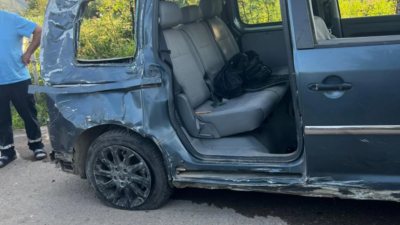 Aybastı'da hafif ticari araç takla attı: 5 yaralı hastaneye kaldırıldı