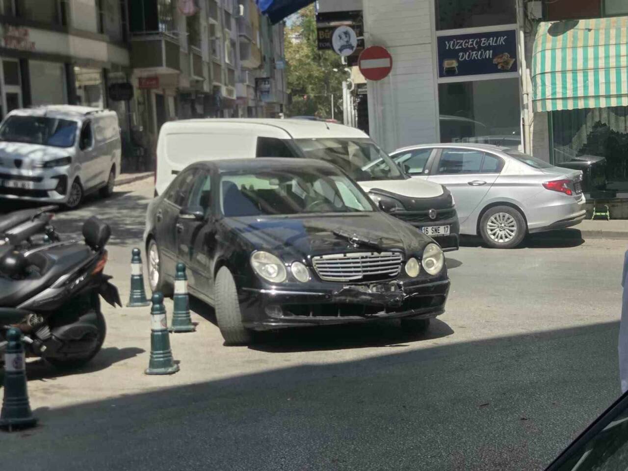 Motosikletli Bursa'da otomobille çarpıştı: Yaralı