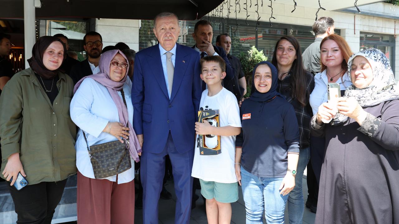 Cumhurbaşkanı Erdoğan, İstanbul'da esnaf ziyaretinde oyuncak dağıttı