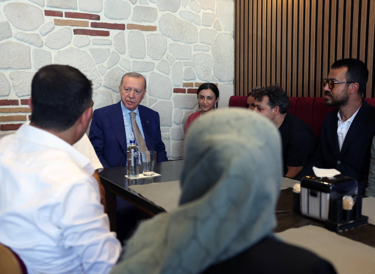 Cumhurbaşkanı Erdoğan, Çengelköy'de esnafı ziyaret ederek oyuncak dağıttı
