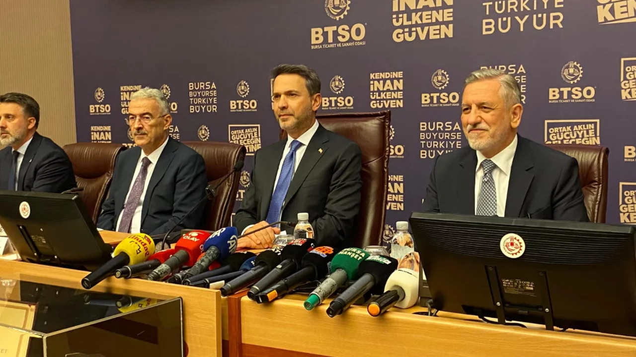 Bakan Bayraktar Bursa'da: Enerji Bağımsızlığı İçin Yerli Kaynaklar Artırılacak Bakan Bayraktar Bursa'da: Enerji Bağımsızlığı İçin Yerli Kaynaklar Artırılacak