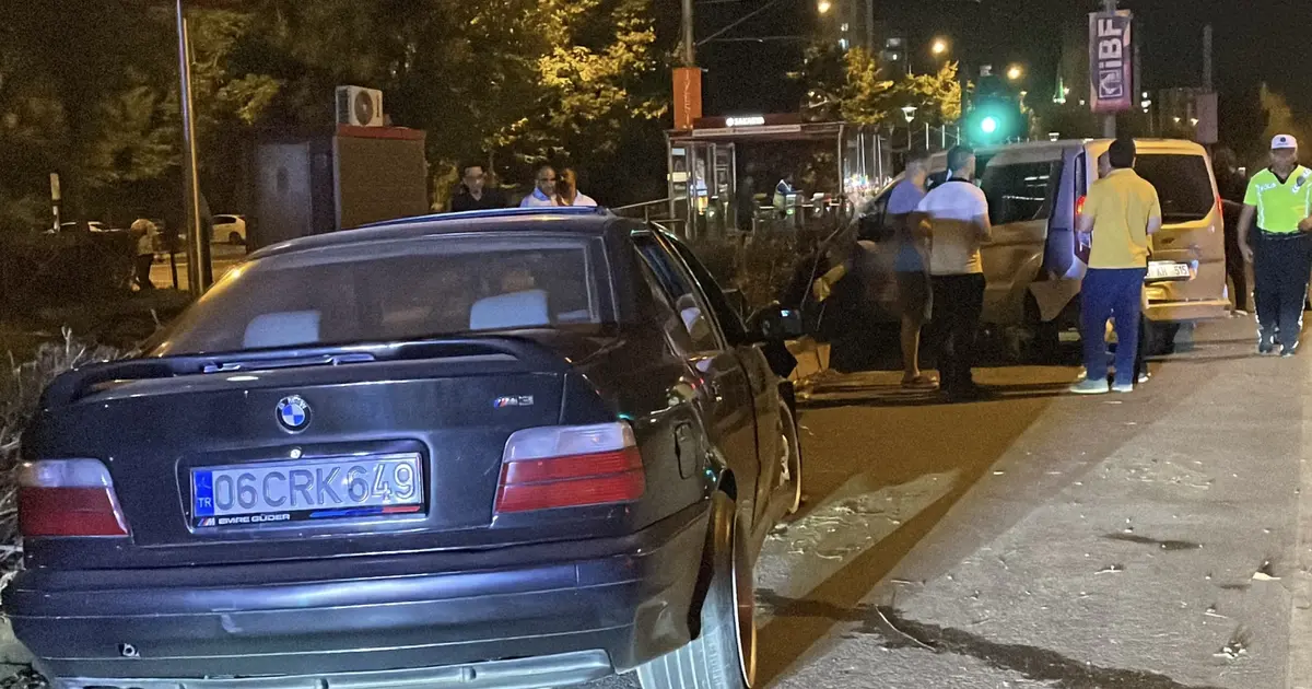 İki otomobil çarpıştı, Kayseri'de 3 kişi yaralandı İki otomobil çarpıştı, Kayseri'de 3 kişi yaralandı