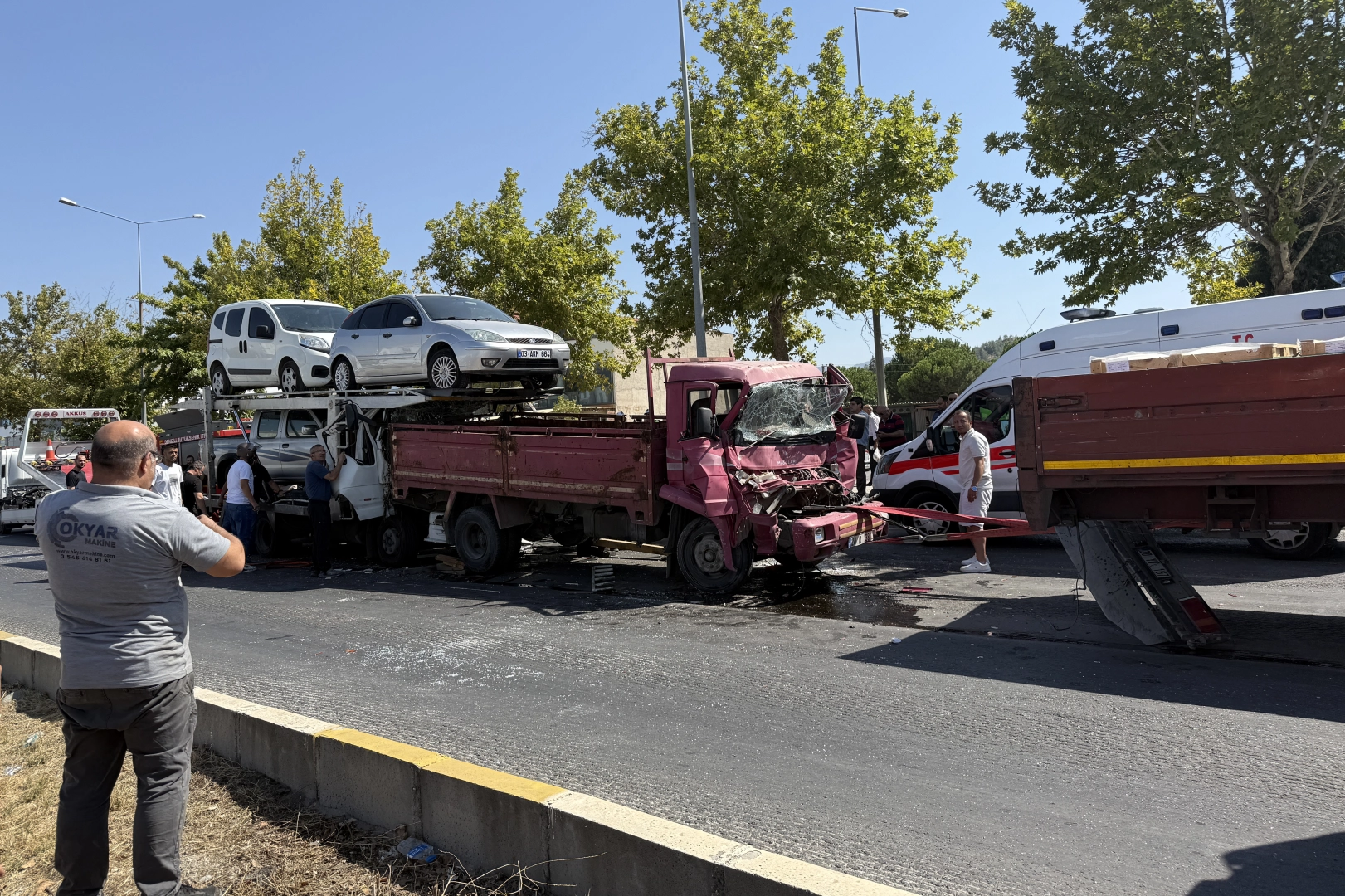 Denizli'de kaza: Sıkışan sürücü itfaiye tarafından kurtarıldı