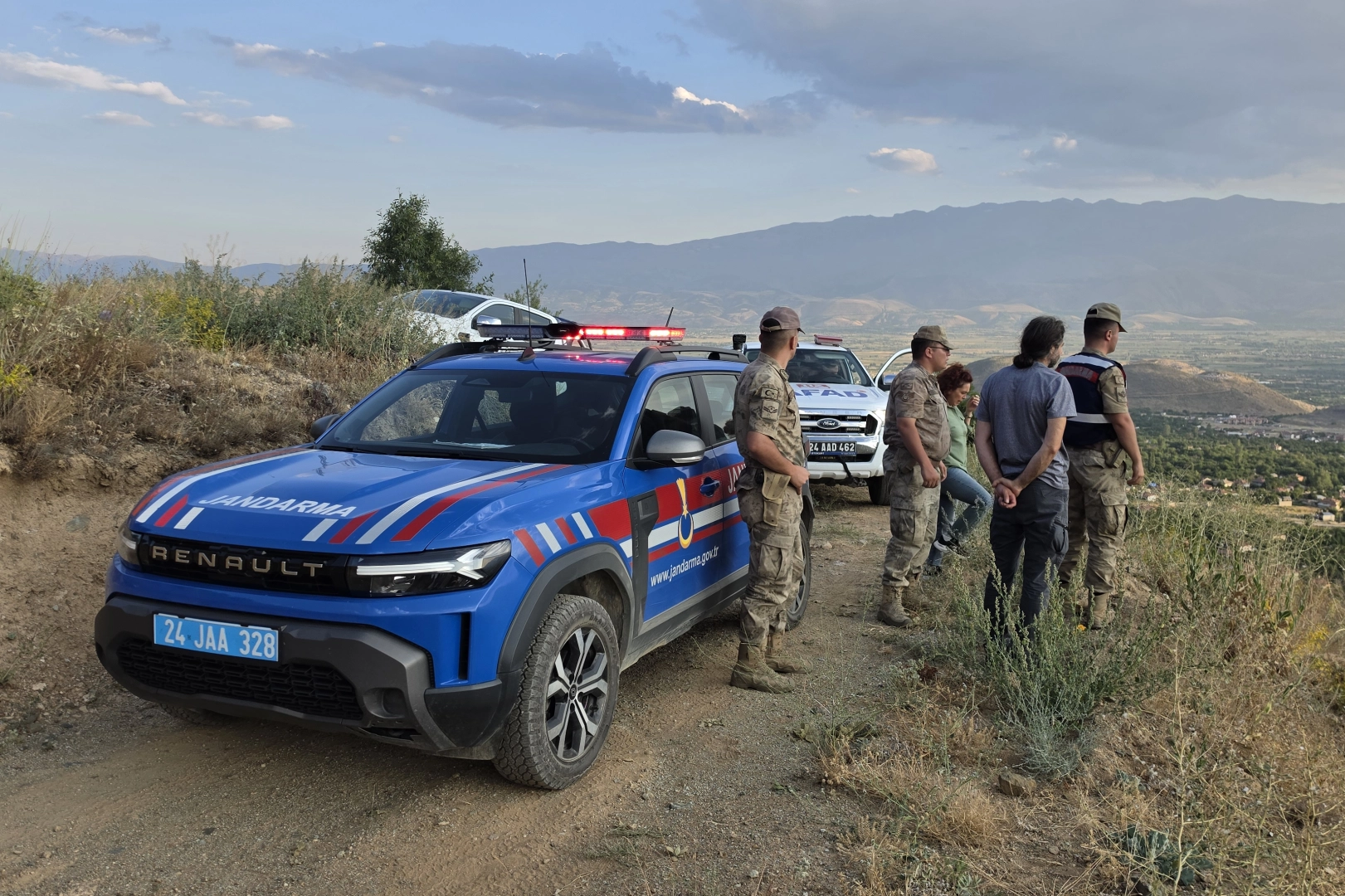Erzincan'da toprak kayması tehlikesi: 6 bağ evi tahliye edildi Erzincan'da toprak kayması tehlikesi: 6 bağ evi tahliye edildi
