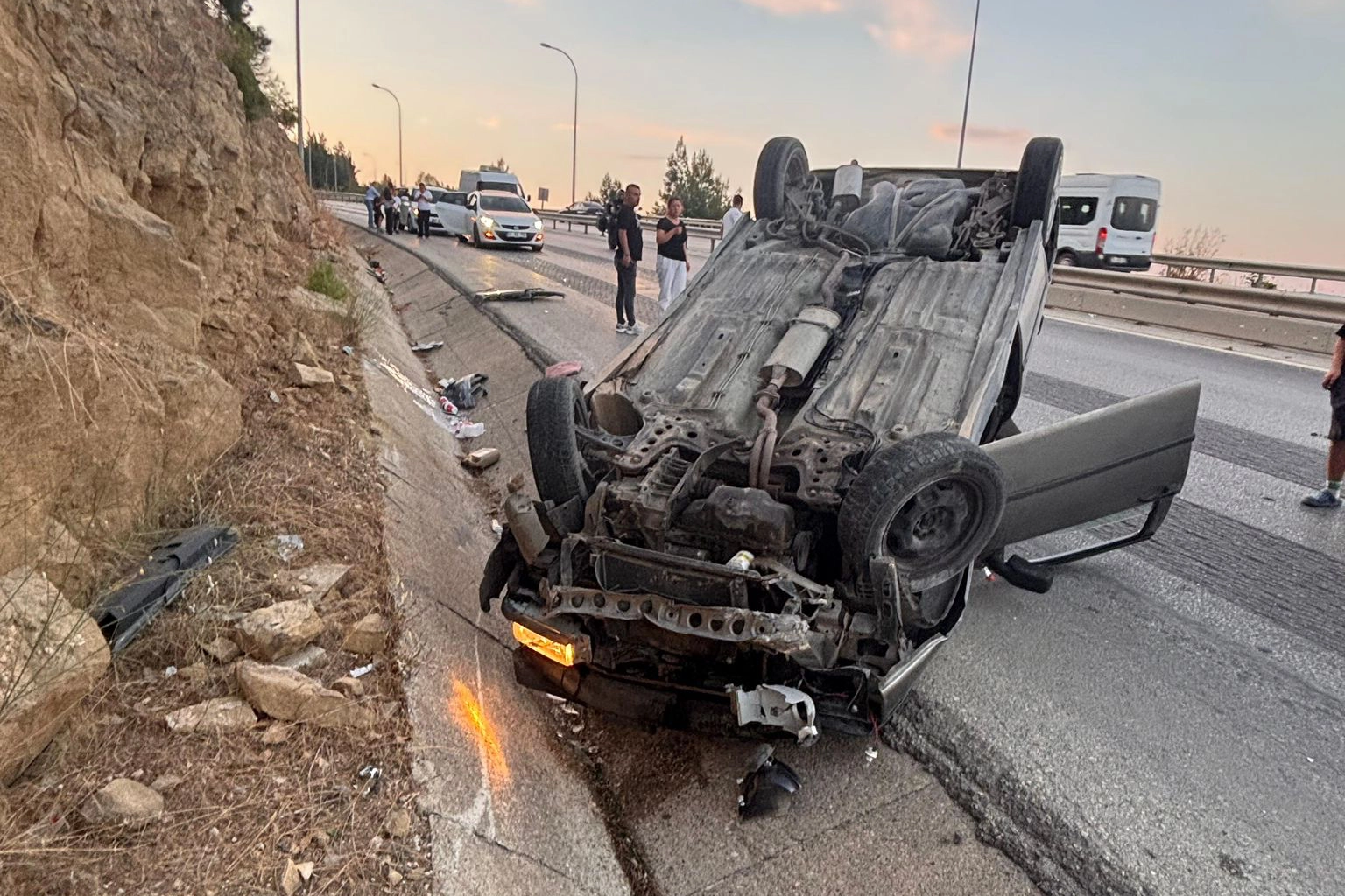Bilecik'te devrilen otomobilin sürücüsü hastaneye kaldırıldı Bilecik'te devrilen otomobilin sürücüsü hastaneye kaldırıldı