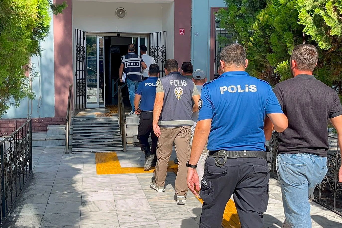 Uygulama Noktalarını İfşa Eden WhatsApp Grubu Çözüldü: 7 Gözaltı Uygulama Noktalarını İfşa Eden WhatsApp Grubu Çözüldü: 7 Gözaltı