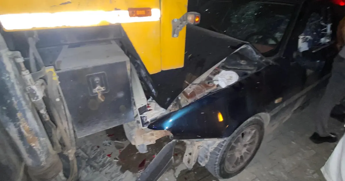 Osmaniye'de kontrolden çıkan otomobil, park halindeki vince çarptı: 1 yaralı