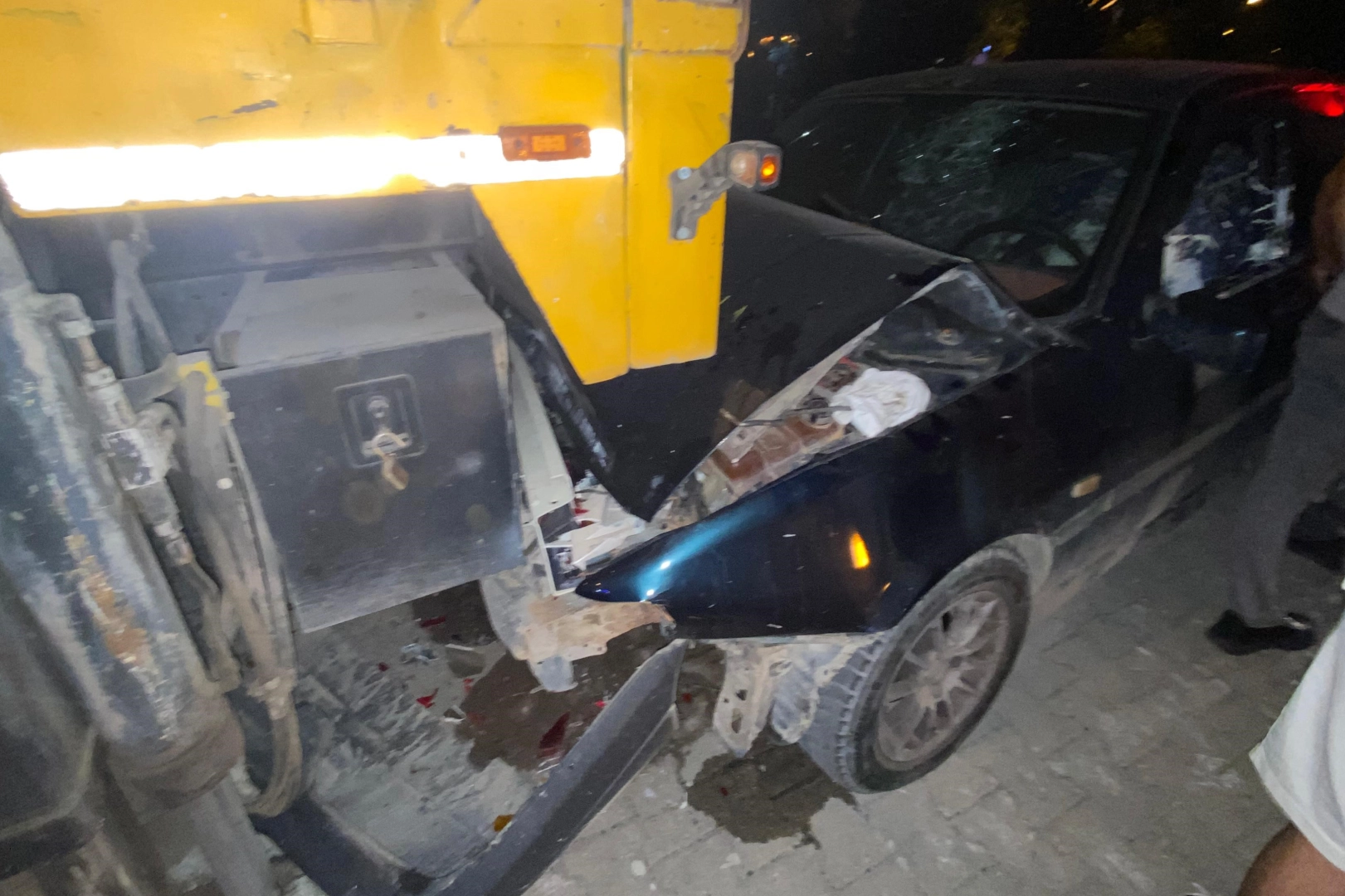 Osmaniye'de kontrolden çıkan otomobil, park halindeki vince çarptı: 1 yaralı