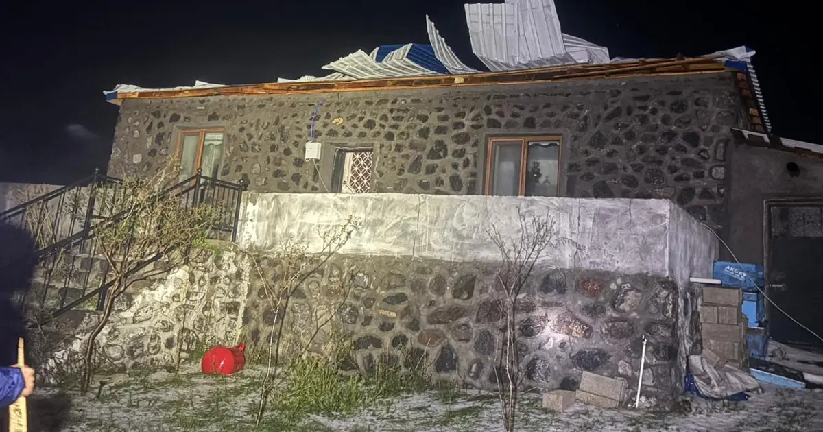 Şiddetli rüzgar Ardahan'da binaları vurdu: Hasar tespit ediliyor
