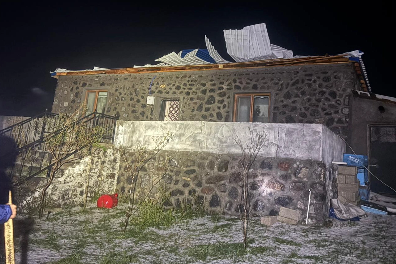 Şiddetli rüzgar Ardahan'da binaları vurdu: Hasar tespit ediliyor Şiddetli rüzgar Ardahan'da binaları vurdu: Hasar tespit ediliyor