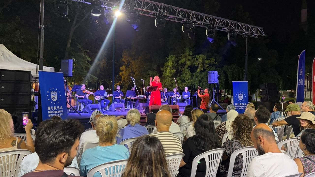 Bursa'da 30 Ağustos Zafer Bayramı coşkusu Türk Sanat Müziği konseriyle devam etti