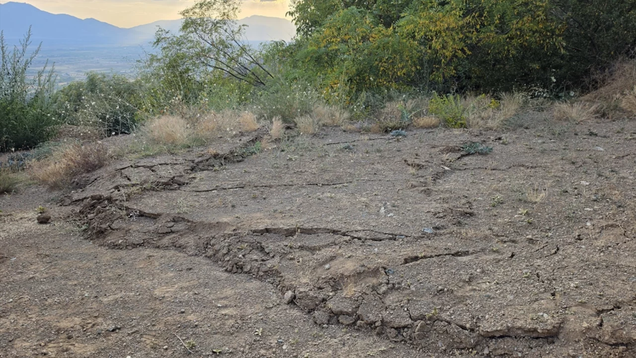 Üzümlü'de toprak kayması: 6 bağ evi tahliye edildi