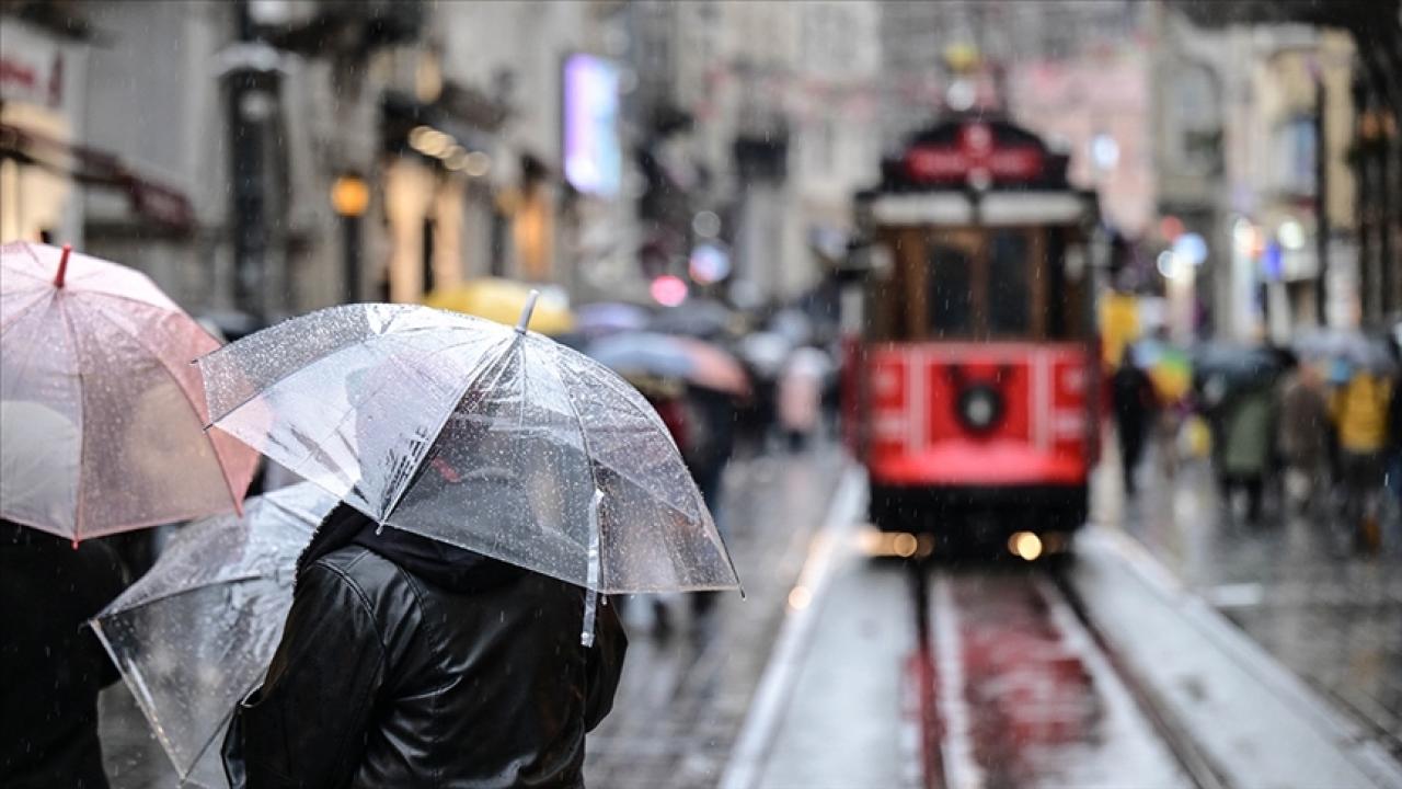 İstanbul'da gök gürültülü sağanak yağış etkili oluyor: Sürücüler zor anlar yaşıyor İstanbul'da gök gürültülü sağanak yağış etkili oluyor: Sürücüler zor anlar yaşıyor