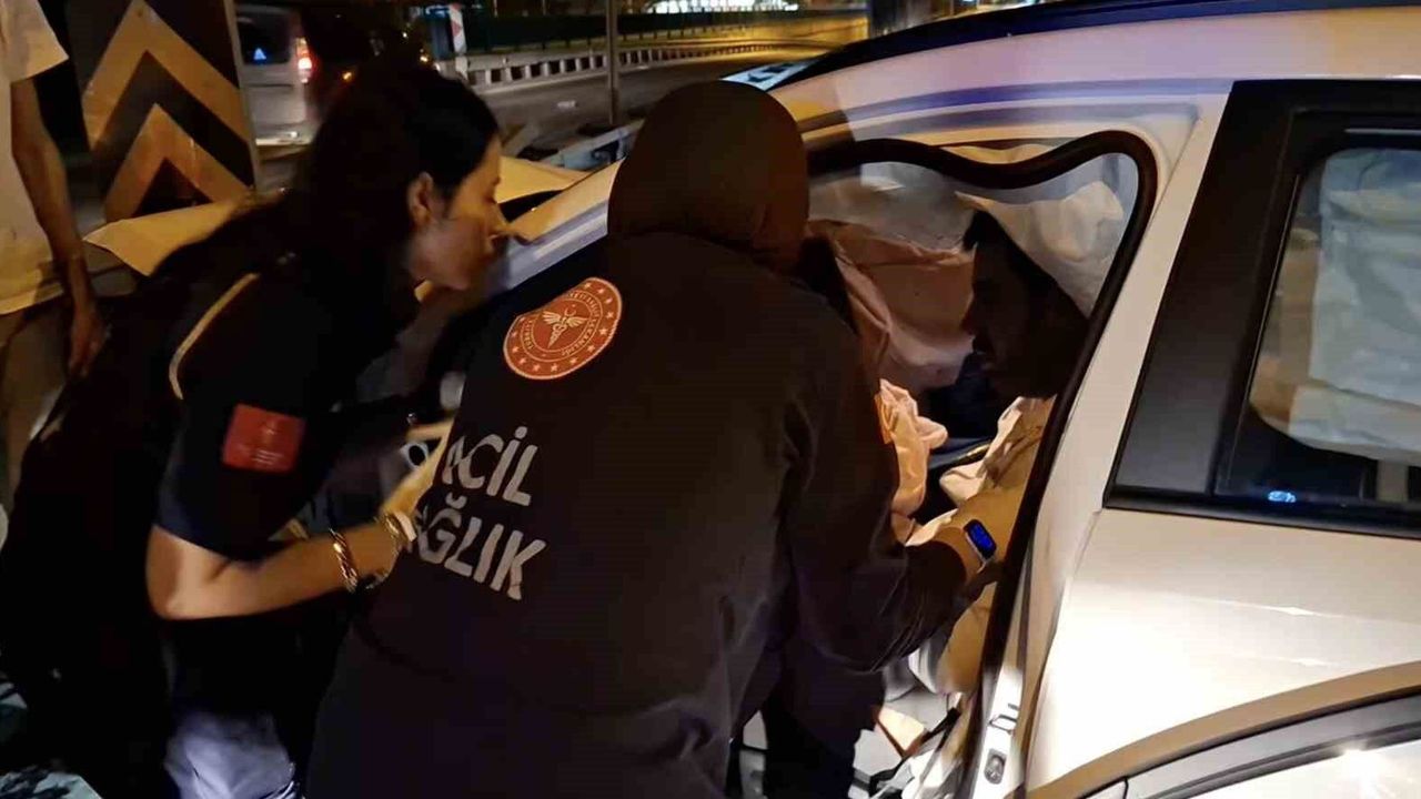 Bursa'da Direğe Çarpan Sürücü Hastaneye Kaldırıldı Bursa'da Direğe Çarpan Sürücü Hastaneye Kaldırıldı