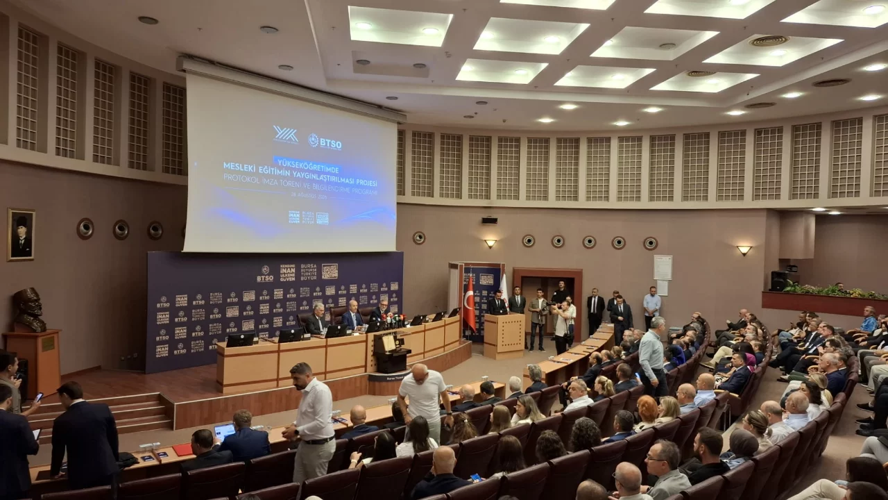 Eğitim ve iş dünyası birleşiyor: Bursa'da yeni bir dönem başlıyor Eğitim ve iş dünyası birleşiyor: Bursa'da yeni bir dönem başlıyor