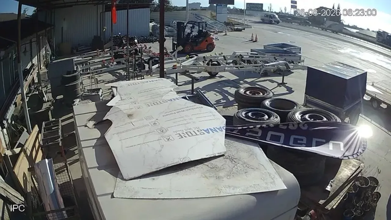 Orhangazi'de kamyonet motosiklete çarptı: 2 yaralı