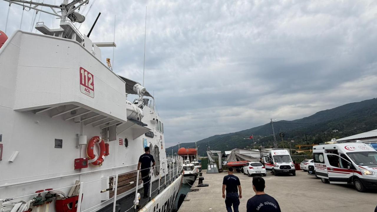 Karadeniz'de su alan ticari gemideki 13 kişi İnebolu'ya tahliye edildi