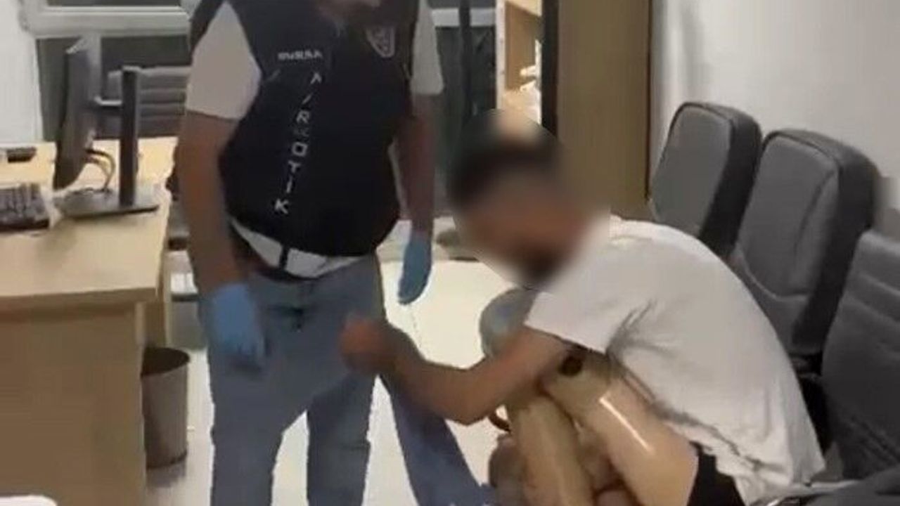 Bursa'da uyuşturucu operasyonu: 830 gram metamfetamin protez bacakta bulundu Bursa'da uyuşturucu operasyonu: 830 gram metamfetamin protez bacakta bulundu