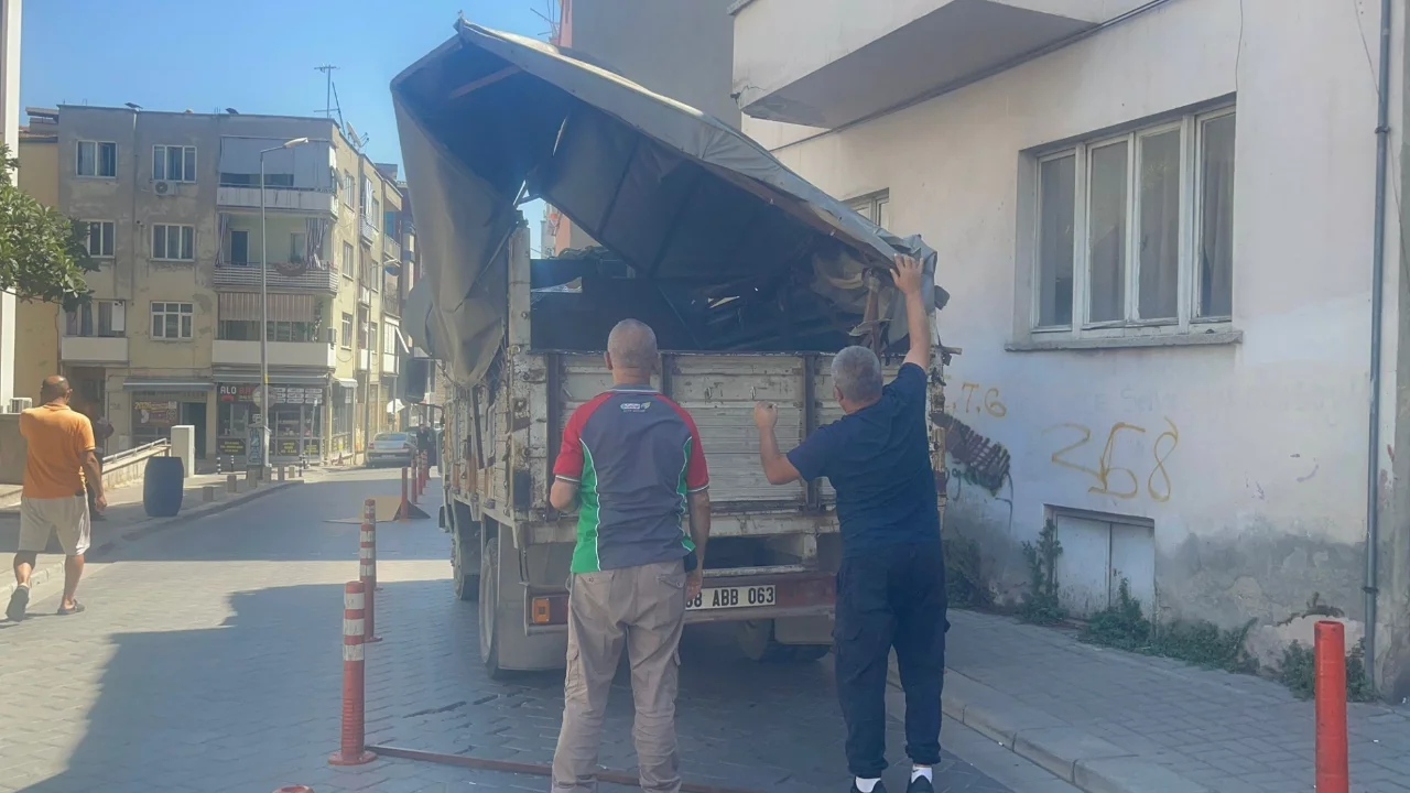 Kamyonet, bina balkonuna çarptı: Maddi hasar oluştu