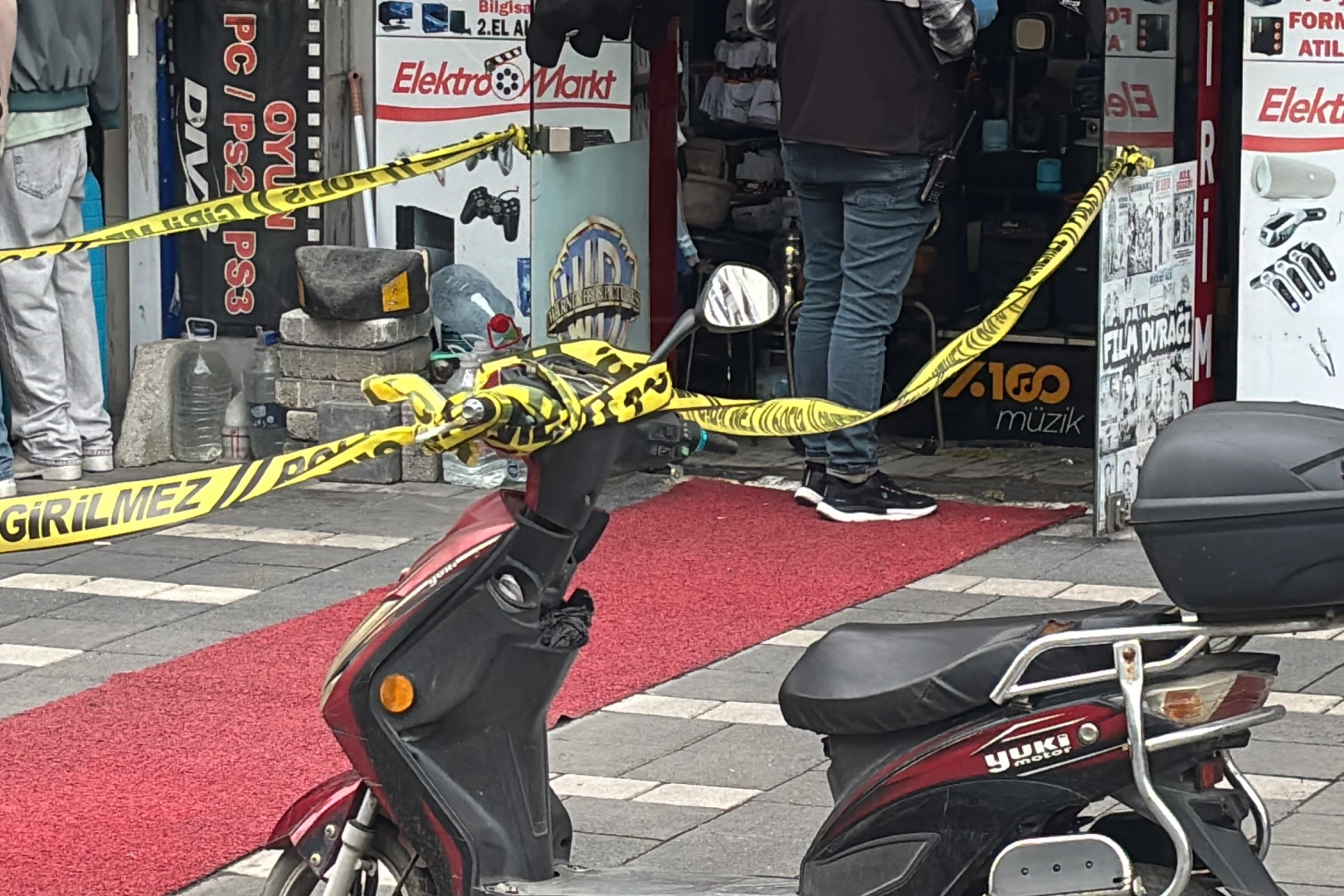 Bolu'da gece yarısı silahlı saldırı: Polis geniş çaplı operasyon başlattı Bolu'da gece yarısı silahlı saldırı: Polis geniş çaplı operasyon başlattı