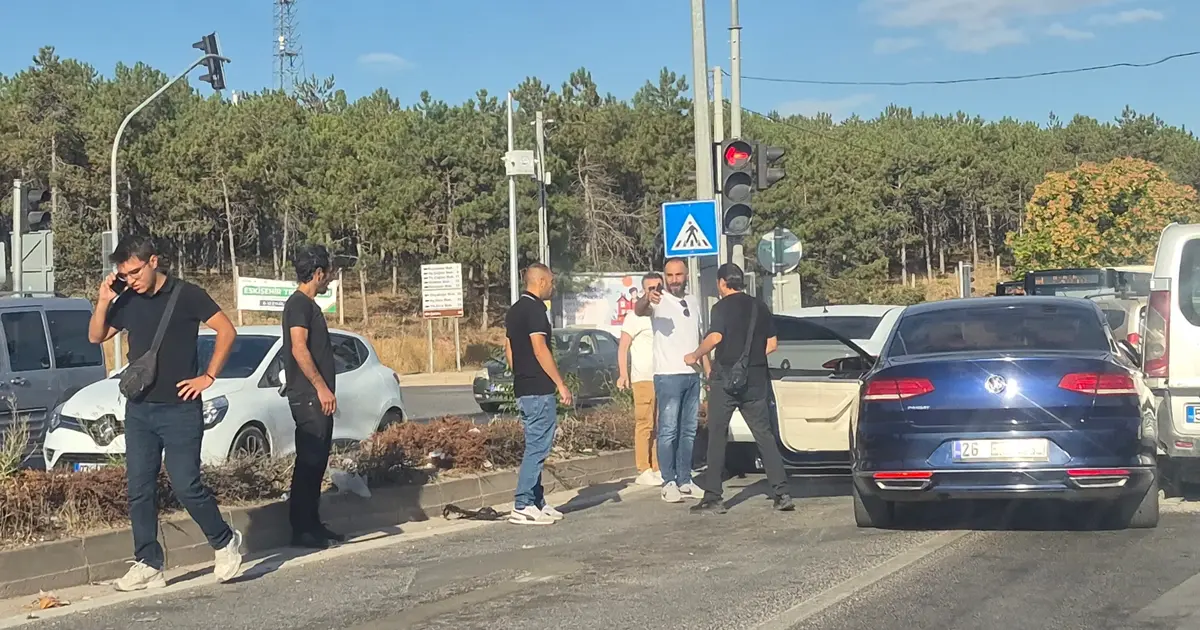 Odunpazarı'nda 3 aracın karıştığı kaza: Olay yerinde hasar oluştu