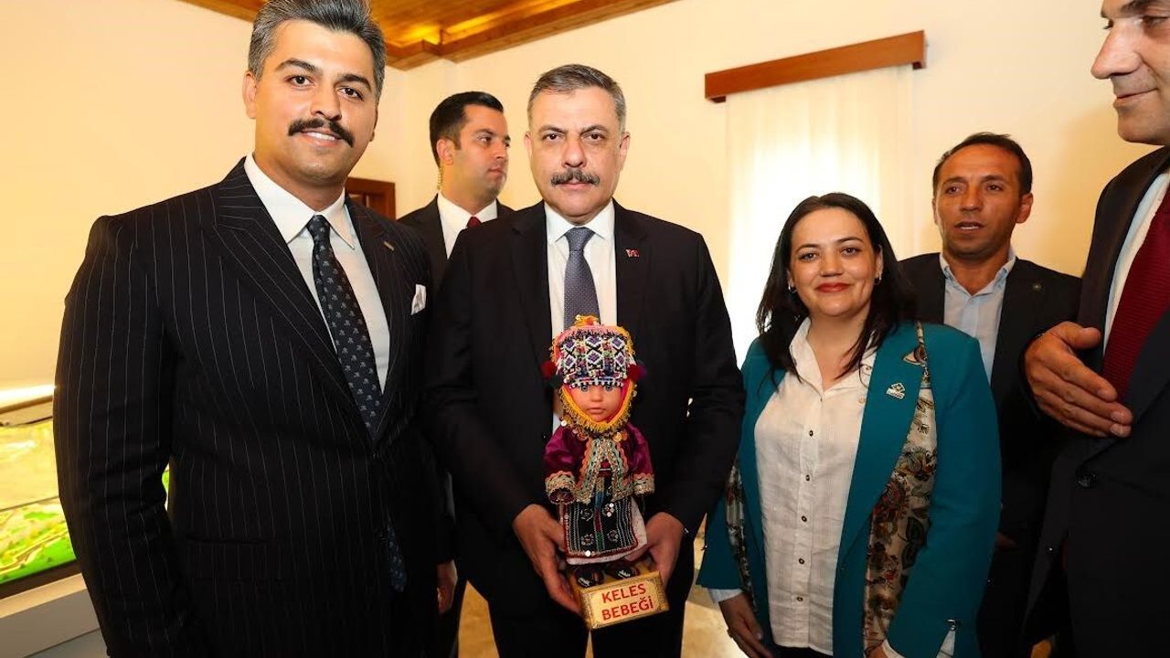 Keles Bebeği, İçişleri Bakanı Çiftçi’ye Malazgirt’te Tanıtıldı Keles Bebeği, İçişleri Bakanı Çiftçi’ye Malazgirt’te Tanıtıldı