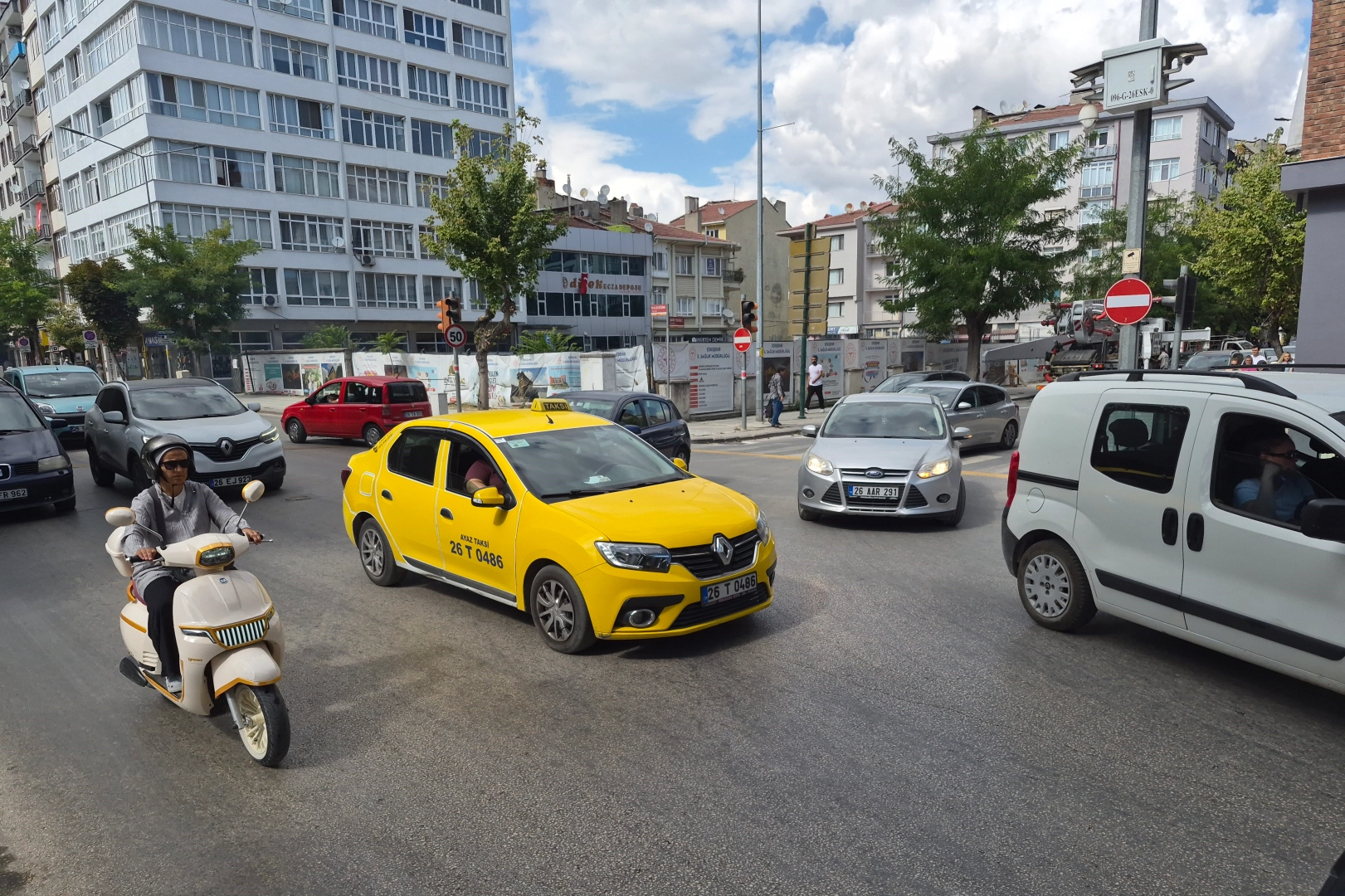 Eskişehir'de saat 15.20'de elektrik kesintisi: Trafik ışıkları yanmadı Eskişehir'de saat 15.20'de elektrik kesintisi: Trafik ışıkları yanmadı